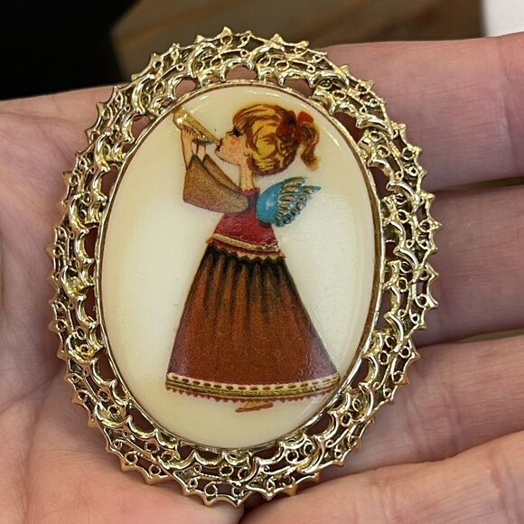 Vtg Tancer II Christmas Angel With Wings Pin Brooch Oval Gold Tone Signed 1970’s - Picture 4 of 6